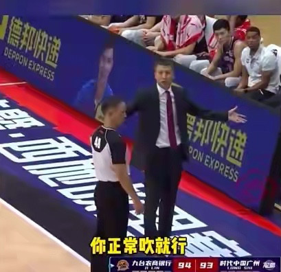  裁判判罚引争议，赛后复盘聚焦热点