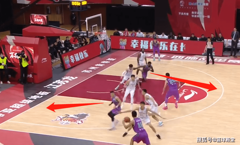  莱巴金娜发球上网战术制霸赛场