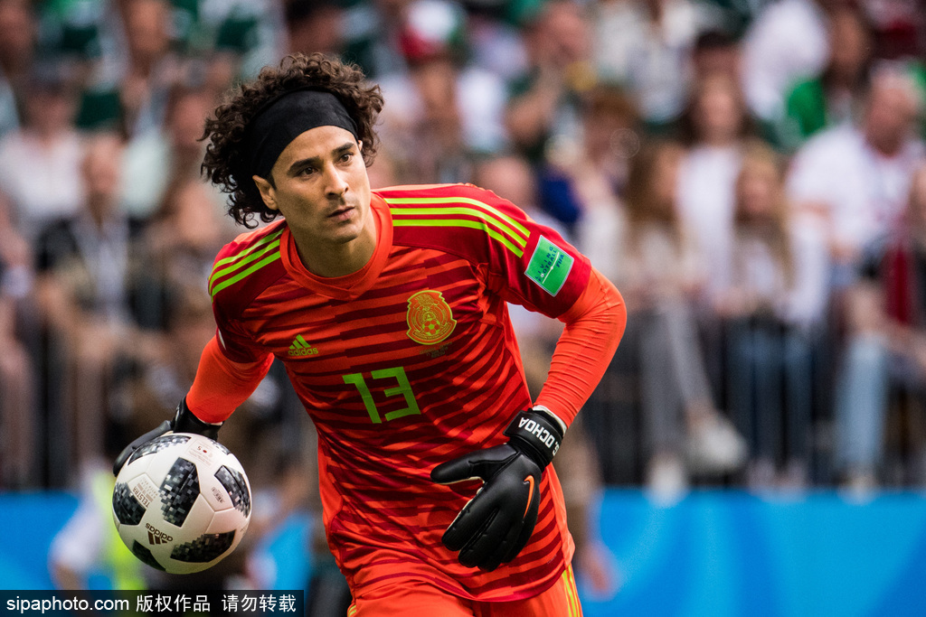  门将神勇扑救保清白，零封对手成就经典战役