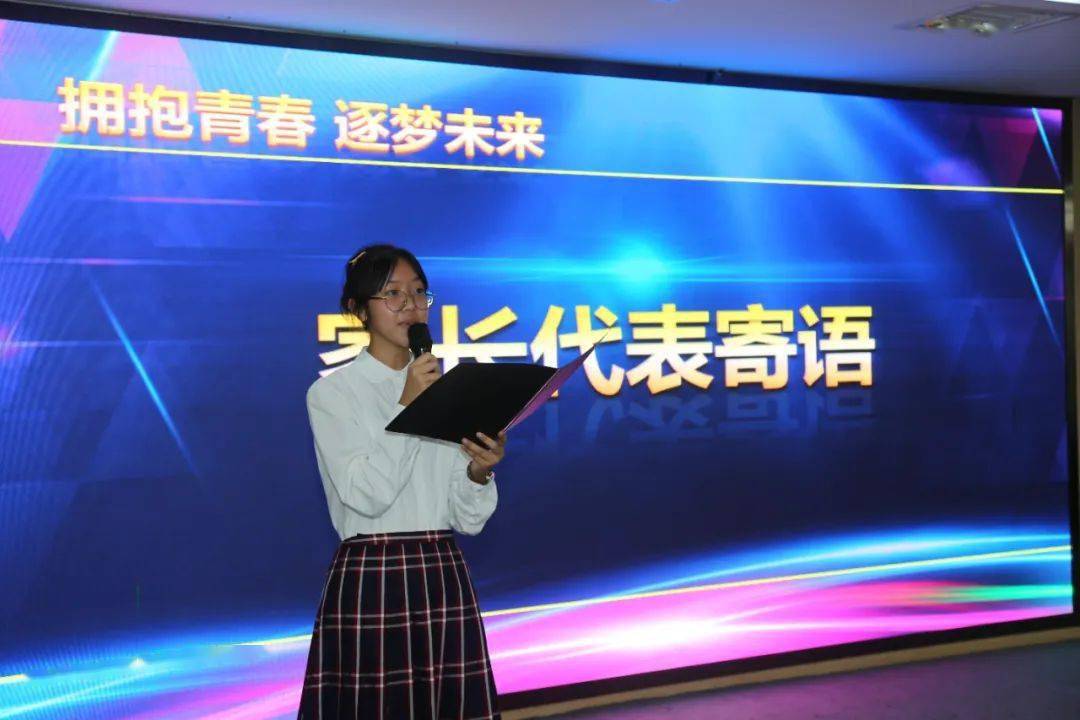  电竞少年逐梦前行，家长支持成就未来