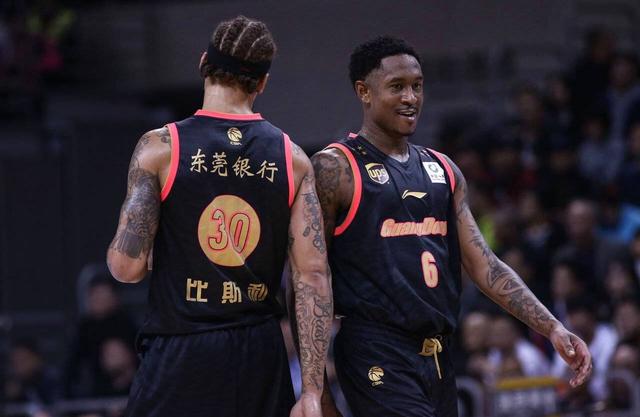  外援双响炮定乾坤，升班马客场奏凯