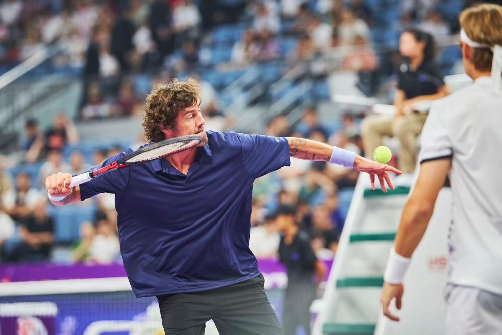  费德勒告别赛引泪目，球迷致敬传奇时刻