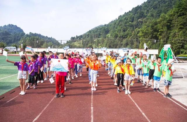  足球公益项目下乡，留守儿童圆梦球场  