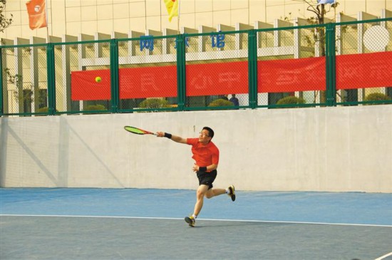  老年网球爱好者增多，养生打法注重节奏控制